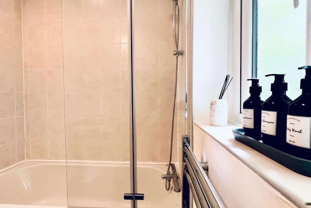 Urban Bliss Stylish Townhouse With Free Parking For A Convenient City Stay Liverpool Eksteriør billede