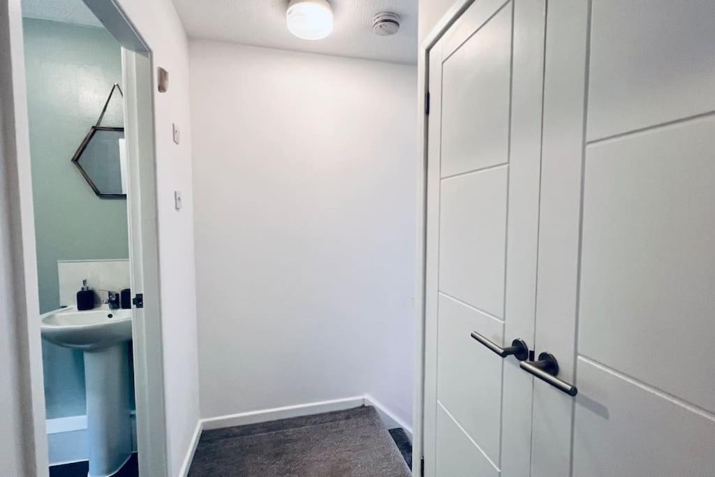 Urban Bliss Stylish Townhouse With Free Parking For A Convenient City Stay Liverpool Eksteriør billede