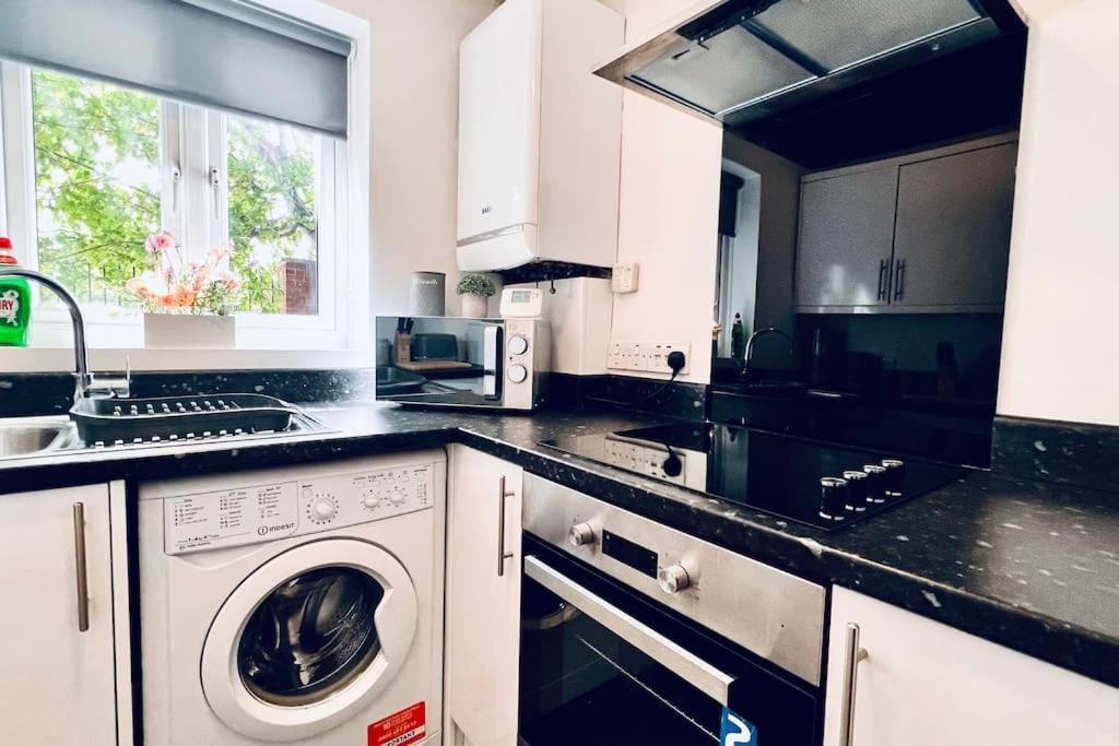 Urban Bliss Stylish Townhouse With Free Parking For A Convenient City Stay Liverpool Eksteriør billede