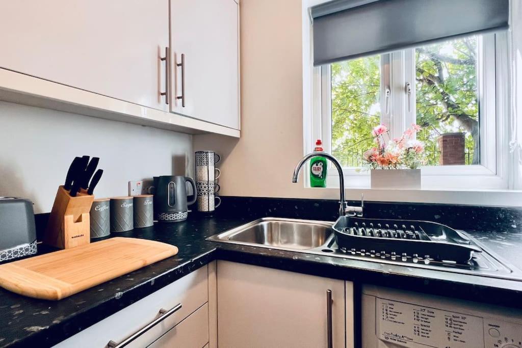 Urban Bliss Stylish Townhouse With Free Parking For A Convenient City Stay Liverpool Eksteriør billede
