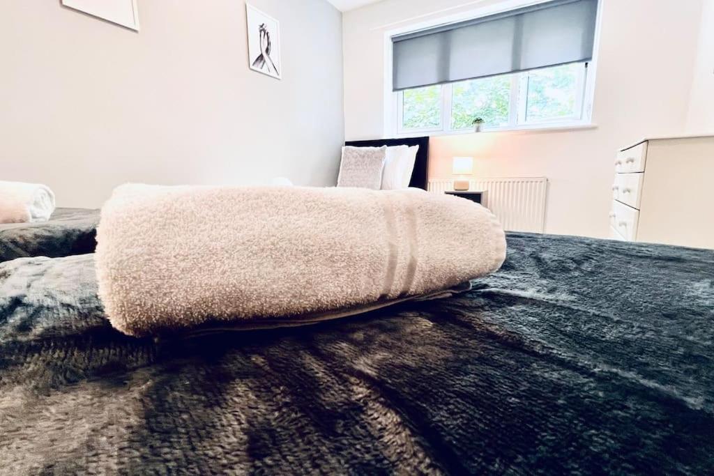 Urban Bliss Stylish Townhouse With Free Parking For A Convenient City Stay Liverpool Eksteriør billede