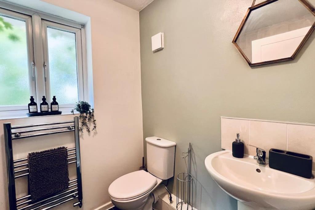 Urban Bliss Stylish Townhouse With Free Parking For A Convenient City Stay Liverpool Eksteriør billede