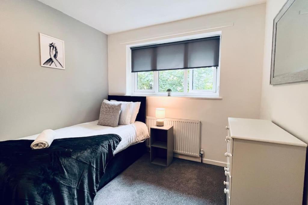 Urban Bliss Stylish Townhouse With Free Parking For A Convenient City Stay Liverpool Eksteriør billede