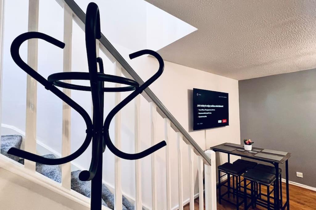 Urban Bliss Stylish Townhouse With Free Parking For A Convenient City Stay Liverpool Eksteriør billede